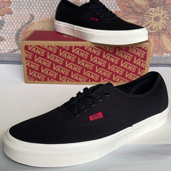 Vans WMNS Authentic
Secret Lover Black
VN000BW5BLK
Sneakers - Picture 2 of 16